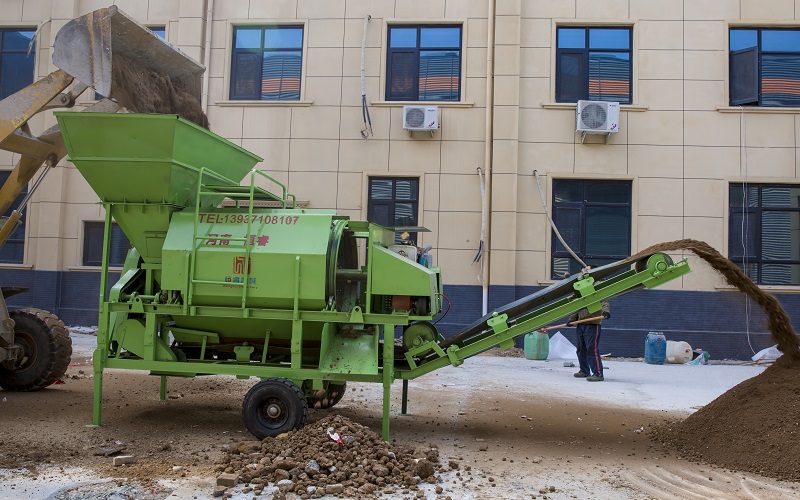 滾筒碎土篩分機篩土中