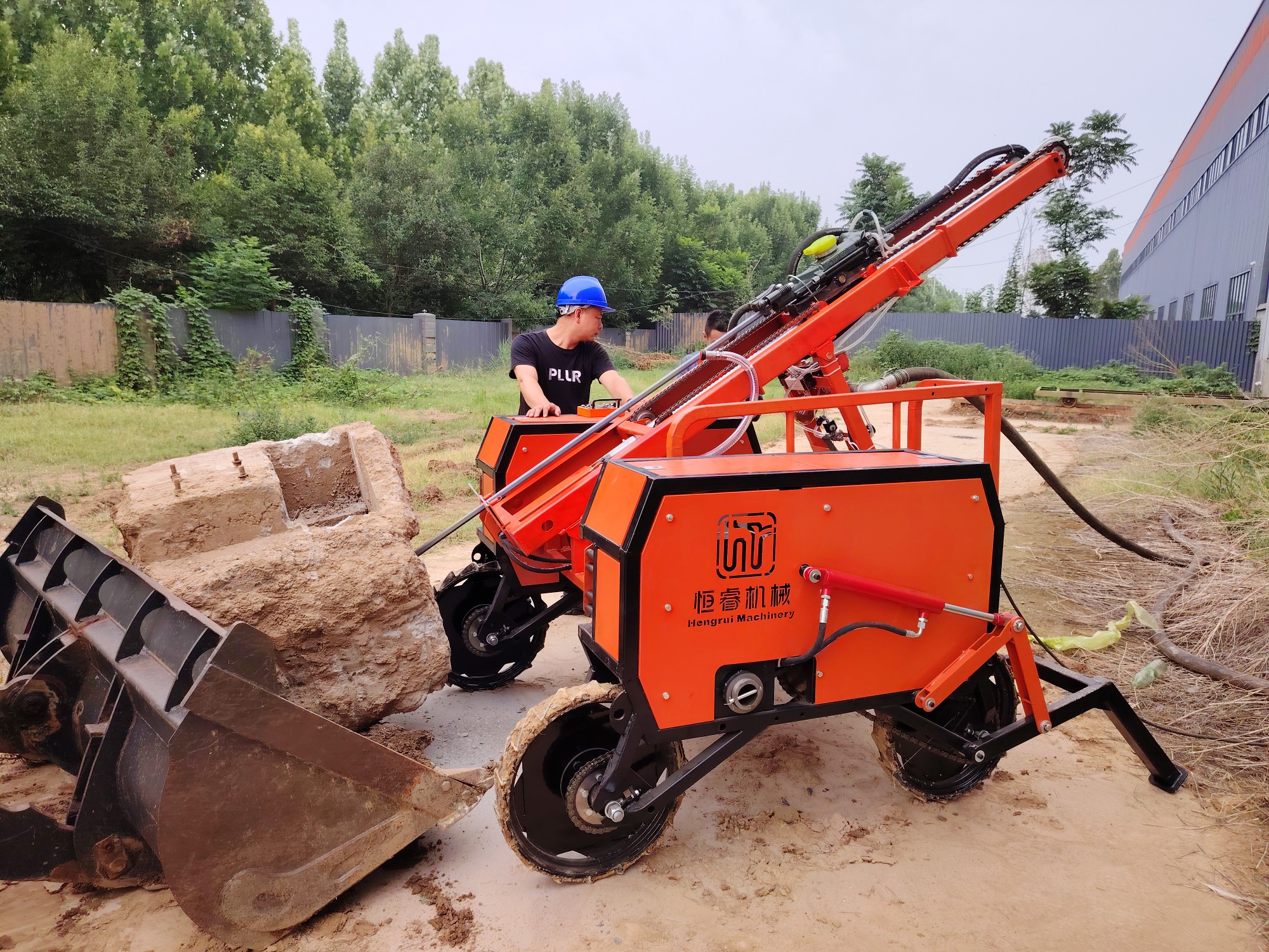 遙控爬坡鑿巖鉆機