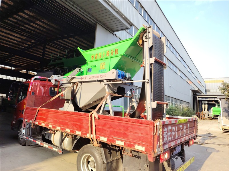 恒睿濕土篩分機(jī)攻克濕土篩分難關(guān),雨季施工不再愁