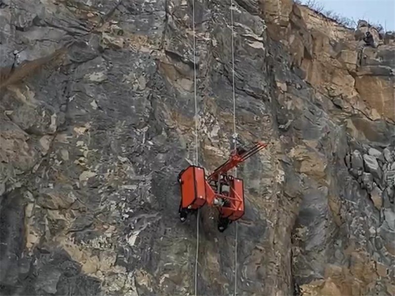 恒睿遙控爬坡鉆機：復(fù)雜地形施工的全能解決方案