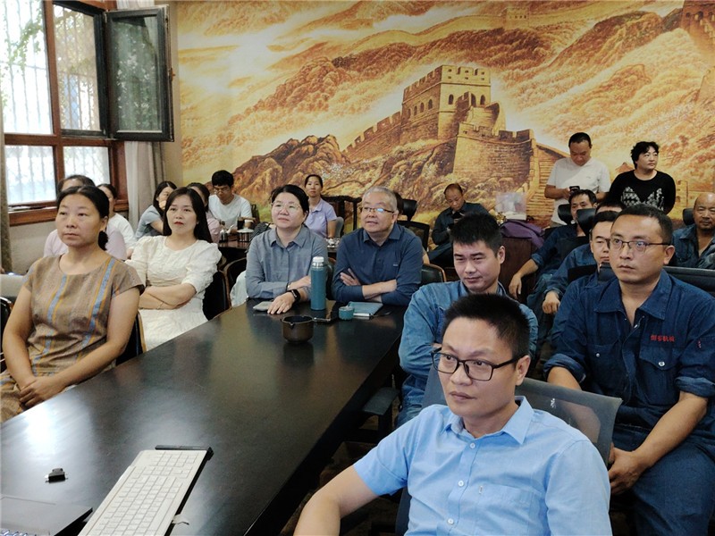 恒睿機械員工齊聚觀看反法西斯勝利 80 周年閱兵直播