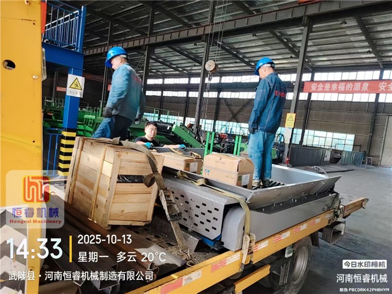 恒睿濕土篩分機順利發貨駐馬店，助力老客戶噴播機升級煥新